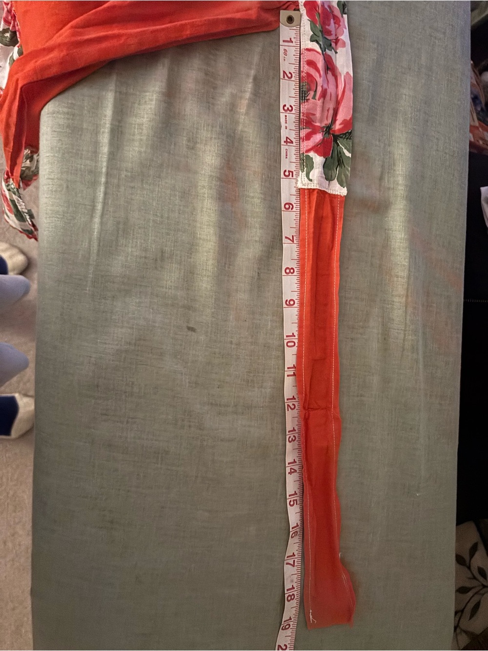 Vintage apron of beautiful colorful floral design. Handmade of all cotton! - Picture 4 of 10